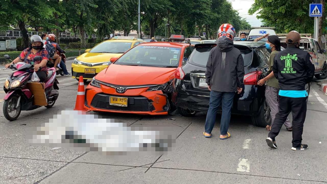 สลด หนุ่มขี่จยย.ส่งแกร็บฟู้ด เฉี่ยวรถเก๋งประสานงาแท็กซี่ ดับคาถนน 