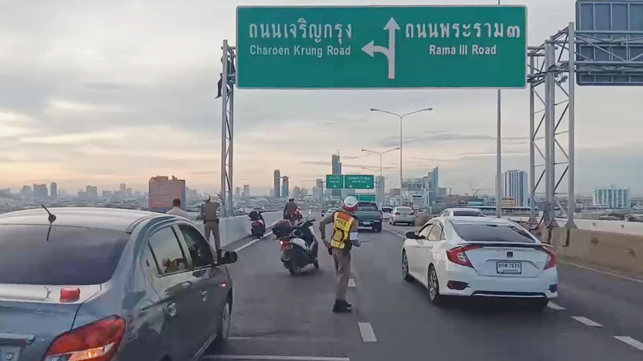 ชายปีนป้ายบอกทาง กลางสะพานพระราม 3 ทำจราจรติดขัด ตำรวจเร่งเจรจา