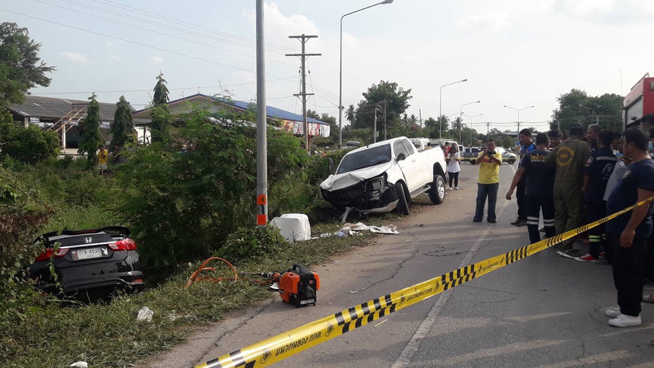 กระบะชนเก๋ง 3พ่อแม่ลูก ตายยกครัว กำลังจะไปร่วมงานเผาศพ