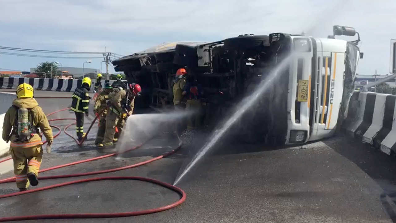 ระทึก 22 ล้อบรรทุก NGV 30,000 ลิตร พลิกคว่ำบนสะพานยูเทิร์นเส้นพระราม 2