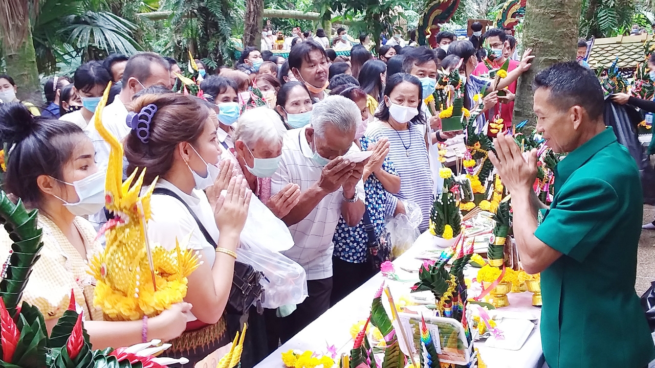 แห่ส่อง "เลขเด็ด" คำชะโนด พ่อค้าหวยบอก "เลขดัง" โดนเหมาเกลี้ยงแผงแล้ว