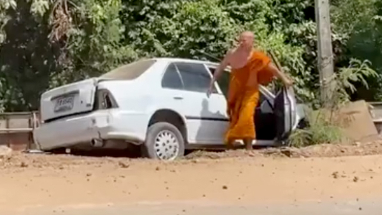 พระซิ่งเก๋งชนดะ คนงานตาย 1 เจ็บ 1 พลเมืองดีช่วยจับ เหิมสู้วางมวยนัว