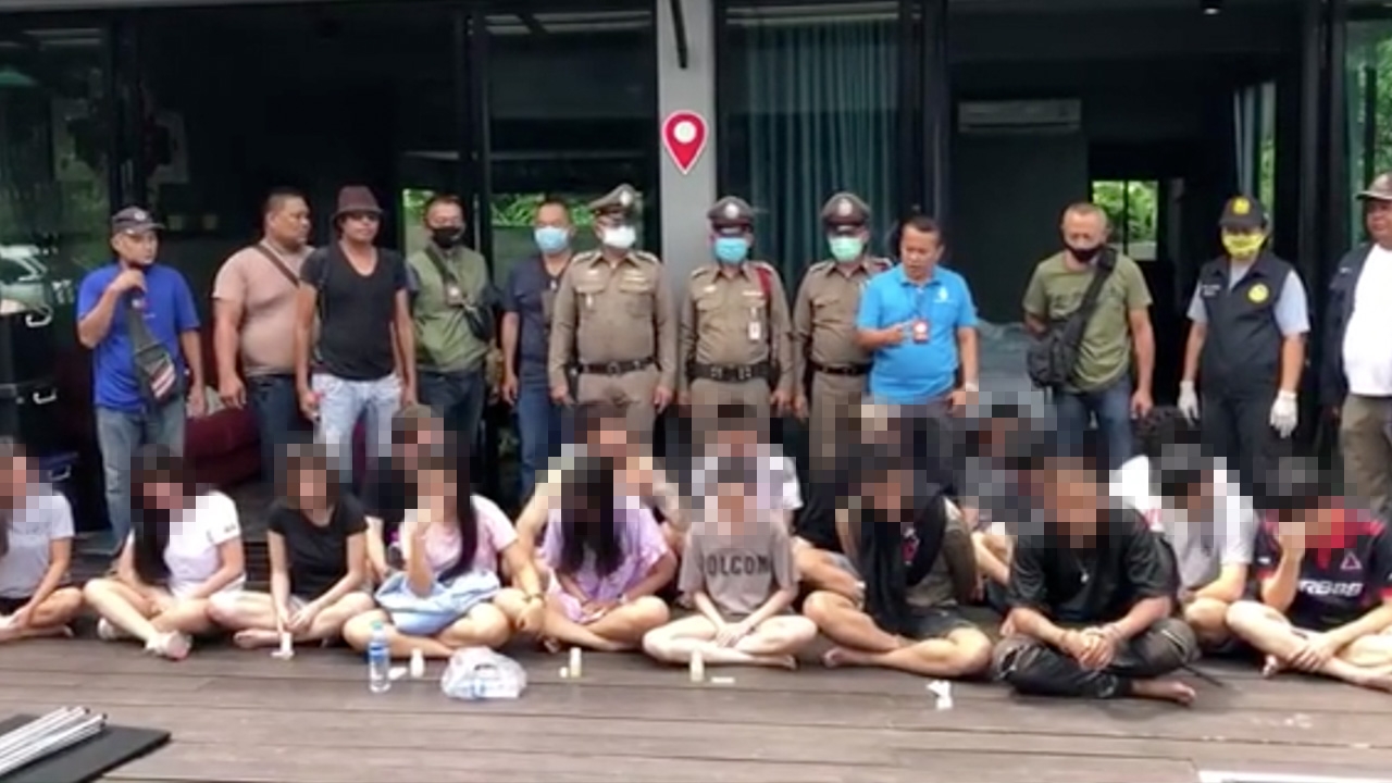 ทลายปาร์ตี้ยา คารีสอร์ตเมืองกาญจน์ รวบ 17 โจ๋ ฉี่ม่วง 13 ของกลางเพียบ 