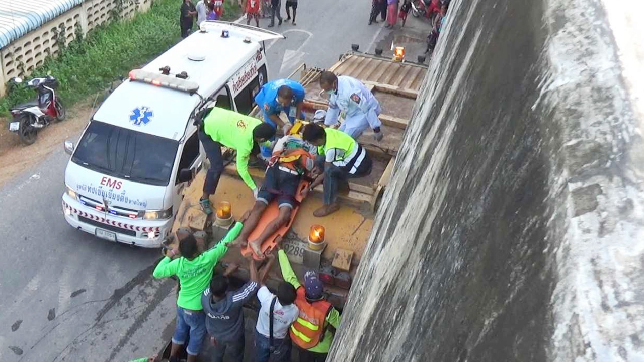 เดชะบุญ นร.แชมป์เปตอง รถแหกโค้งตกสะพาน หล่นบนหลังคารถขยะพอดี 