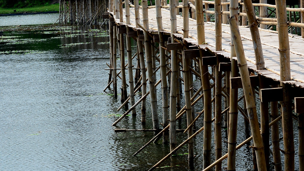 สะพานไม้ไผ่ทางเข้า-ออกหมู่บ้านพัง ชาวบ้านสันขี้เหล็ก จ.เชียงราย เดือดร้อน