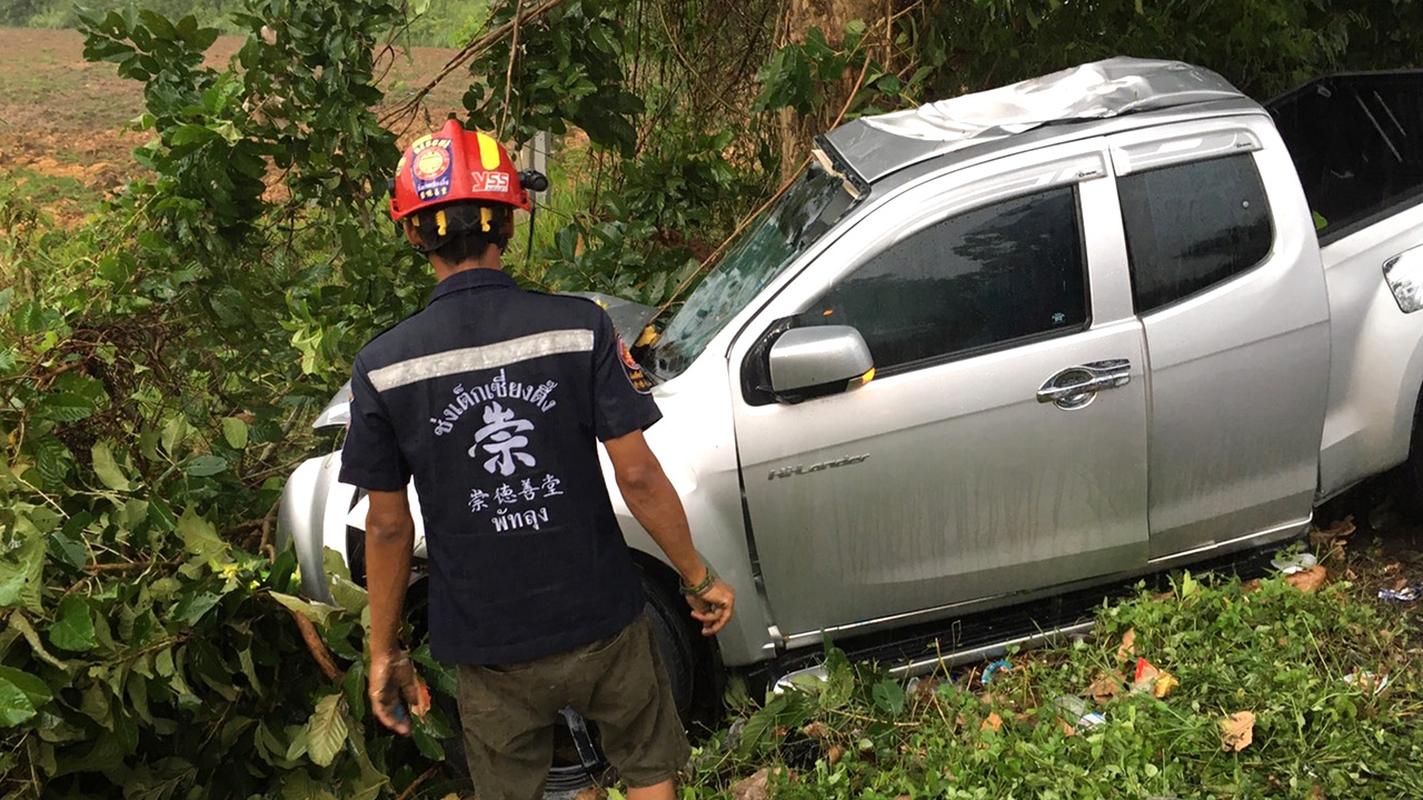 หนุ่มพัทลุงขับกระบะฝ่าสายฝน ลื่นเสียหลักหมุนไปฟาดต้นไม้ริมถนนตายคาที่