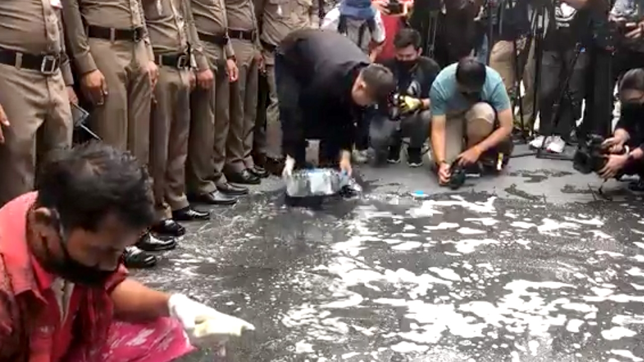 มศว คนรุ่นเปลี่ยน ปราศรัยพร้อมทำความสะอาดหน้า ตร. เรียกร้องอยู่ข้างประชาชน