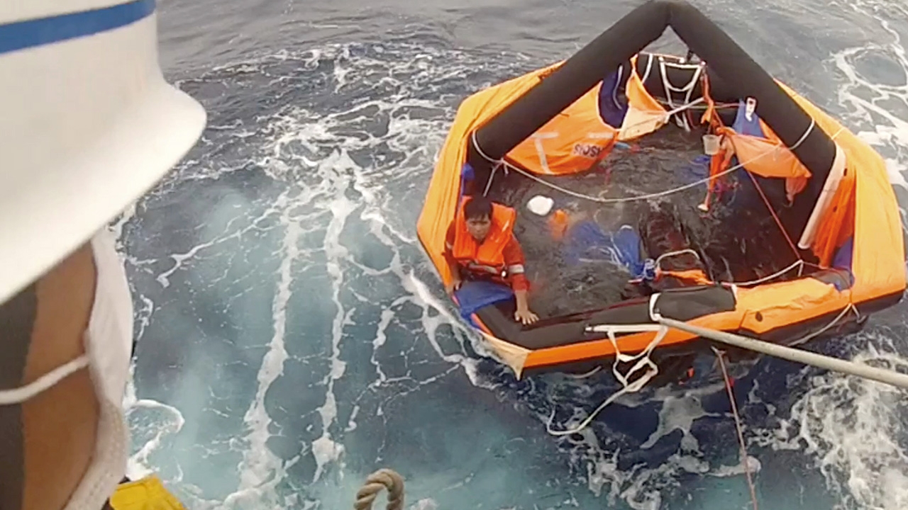 พบลูกเรือคนที่ 3 เหตุเรือขนวัวล่มใกล้ญี่ปุ่น เศร้าคนที่ 2 เสียชีวิต