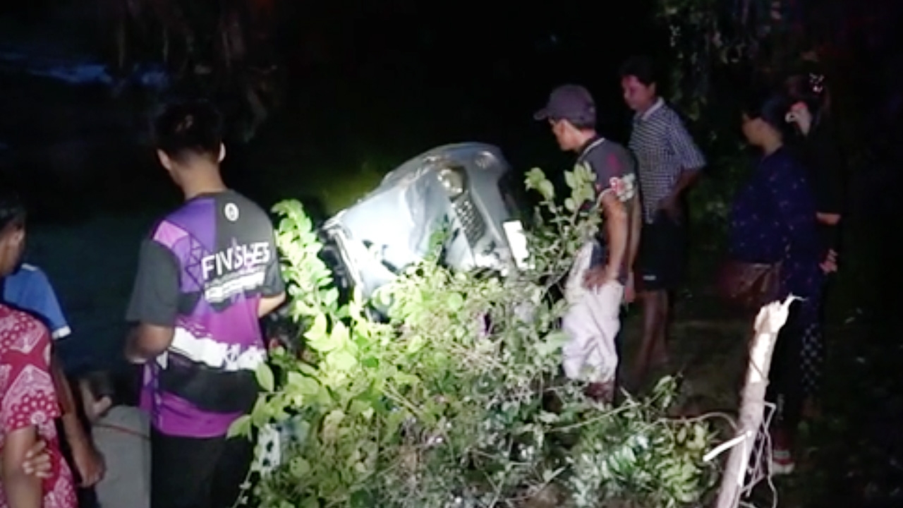 สามหนุ่มซิ่งกระบะเปิดเพลงดังสนั่น เสียหลักพุ่งลงคลอง ดับ 2 คนขับสาหัส