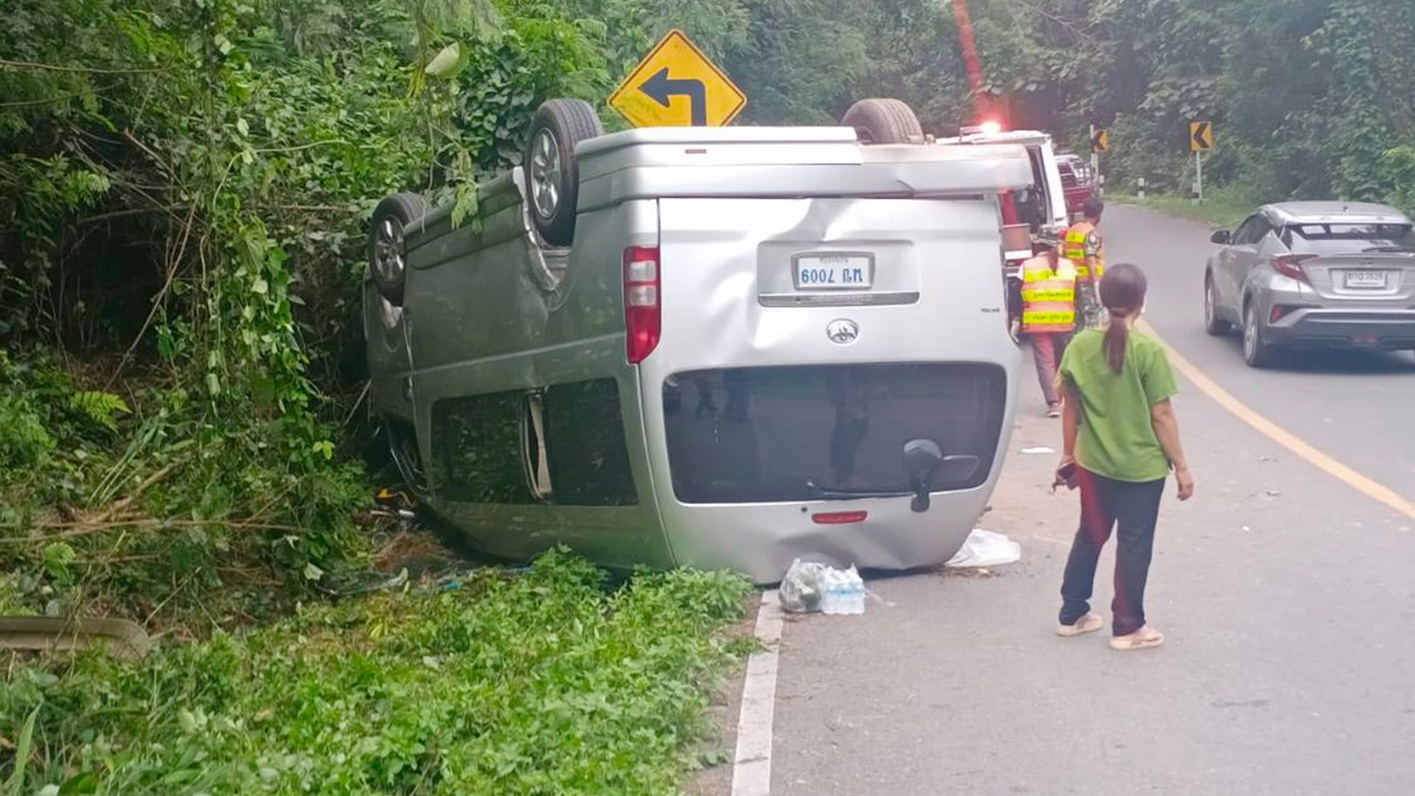 รถตู้นักท่องเที่ยว ลงดอยภูคาเสียหลักพลิกคว่ำบาดเจ็บ 5 ราย เหตุไม่ชินทาง