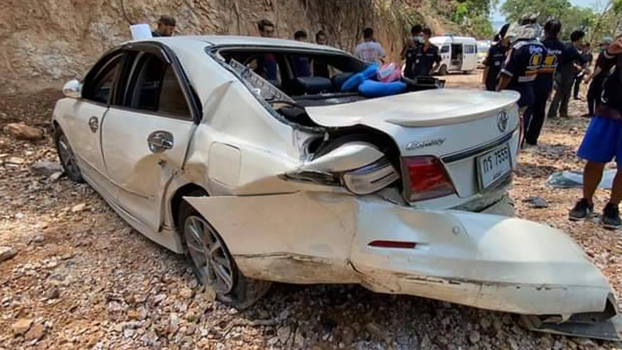 เก๋ง4พ่อแม่ลูกตกเขาที่เกาะยอ 50 เมตร โชคดีค้างตรงถนนกำลังสร้างเลยรอดหมด 