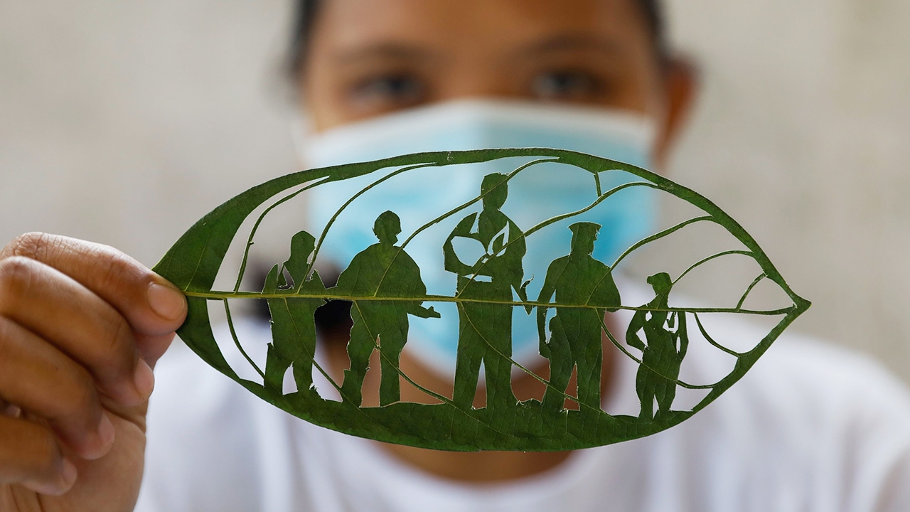 "ศิลปะบนใบไม้" พลิกชีวิตพบความสุข 