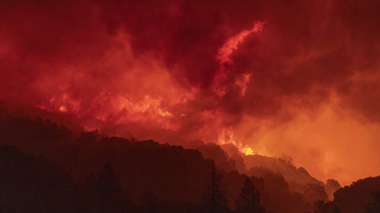 แคลิฟอร์เนียอ่วม เผชิญไฟป่าแรงสุดในประวัติศาสตร์ วอดแล้ว 5.5 ล้านไร่