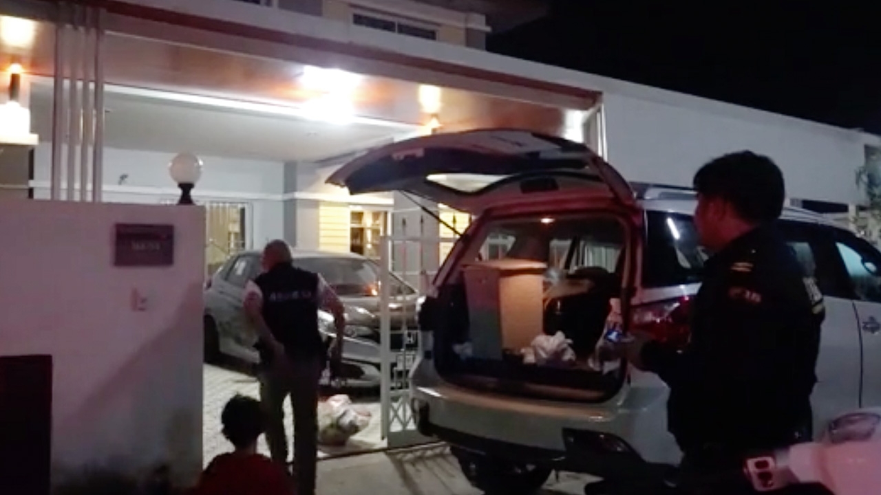 ผัวเมียไปเที่ยววันหยุดยาว กลับมาถึงช็อก โจรงัดบ้านกวาดทรัพย์ครึ่งล้าน