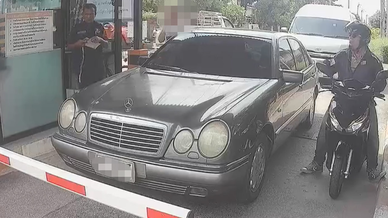 แจง รถเบนซ์ออกหมู่บ้านไม่ได้ "ไม่จ่ายค่าส่วนกลาง" ไม้กั้นไม่กระดก 