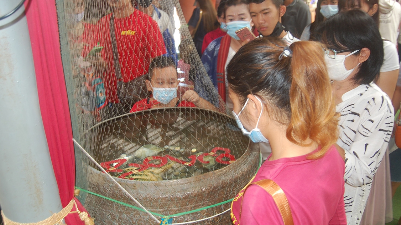 แม่ค้ามาแก้บน "ฤาษีเณร" หลังถูกหวย 2 ตัวตรง งวดนี้ไม่พลาด "เลขเด็ด" ลุ้นโชค