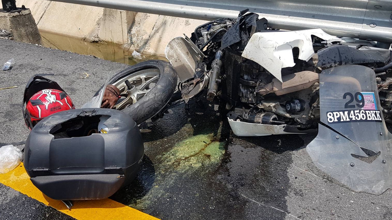 บิ๊กไบค์ชนจยย.ขี่ตัดหน้า ร่างลอยกระเด็นตาย 1 สาหัส 1 กลางถนนแถวแปดริ้ว