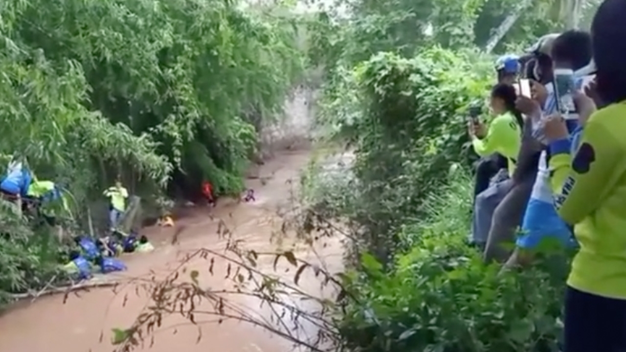 กู้ภัยพิษณุโลกพบศพน้องญาญ่าแล้ว หลังจมน้ำคลองตะหลุบ พ่อแม่ร่ำไห้ใจสลาย