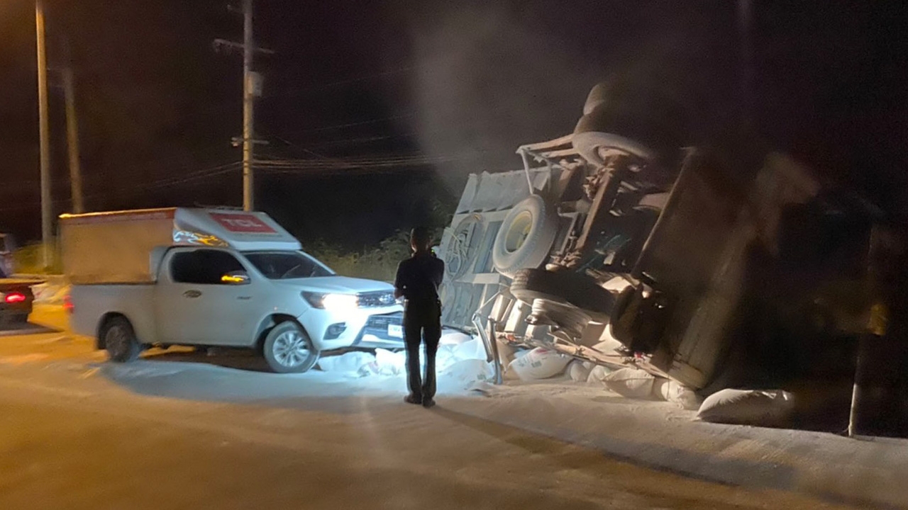 สังเวย "เขาโทน" พ่วงเบรกแตกพลิกคว่ำ หัว-หางกระเด็น ตาย 1 เจ็บ 1