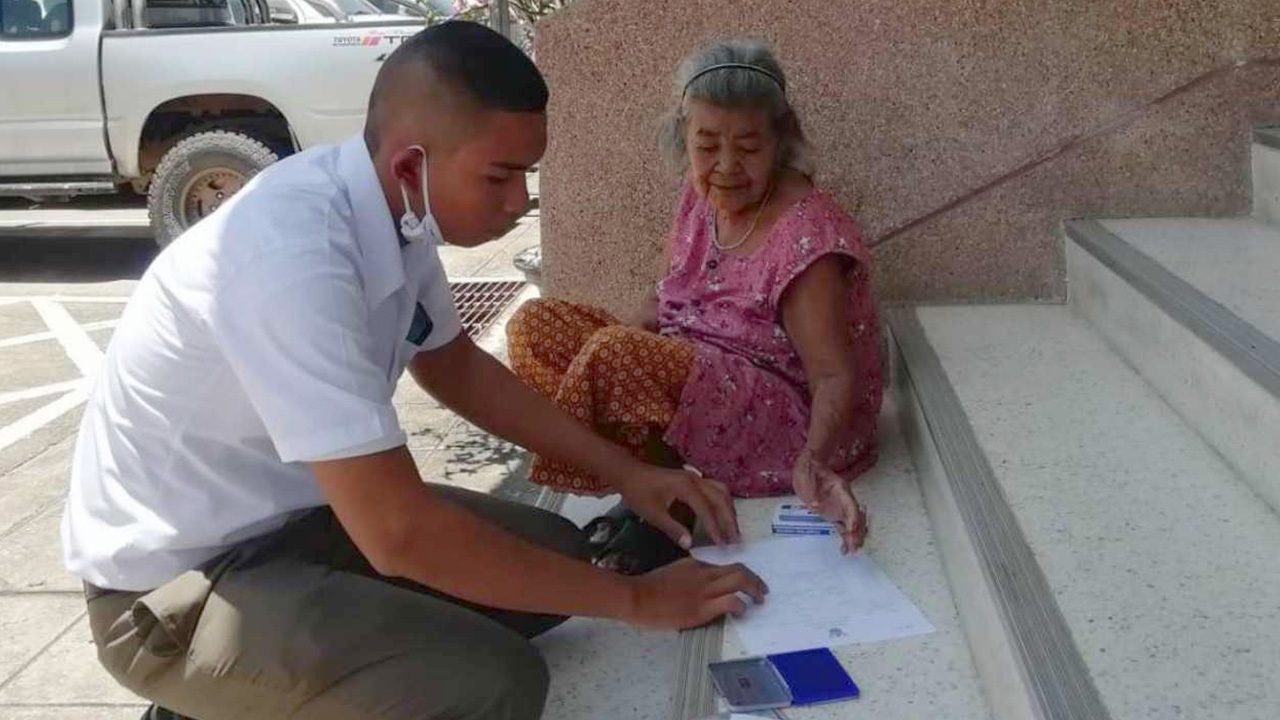 ผบ.ตร. ชื่นชม นสต. บริการยายบนบันไดโรงพัก ให้เอาเป็นแบบอย่าง