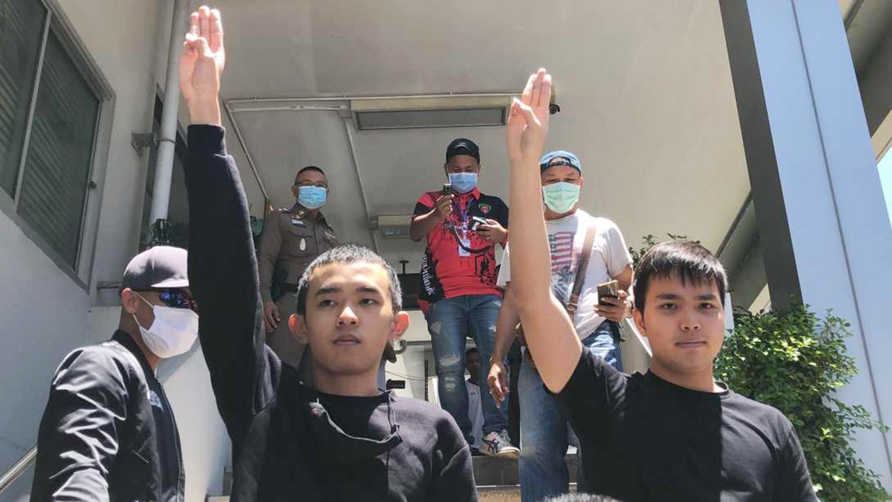 ฝากขังทันที เจมส์-ฟอร์ด เลขาฯเยาวชนปลดแอก หลังถูกจับคาบ้านพัก