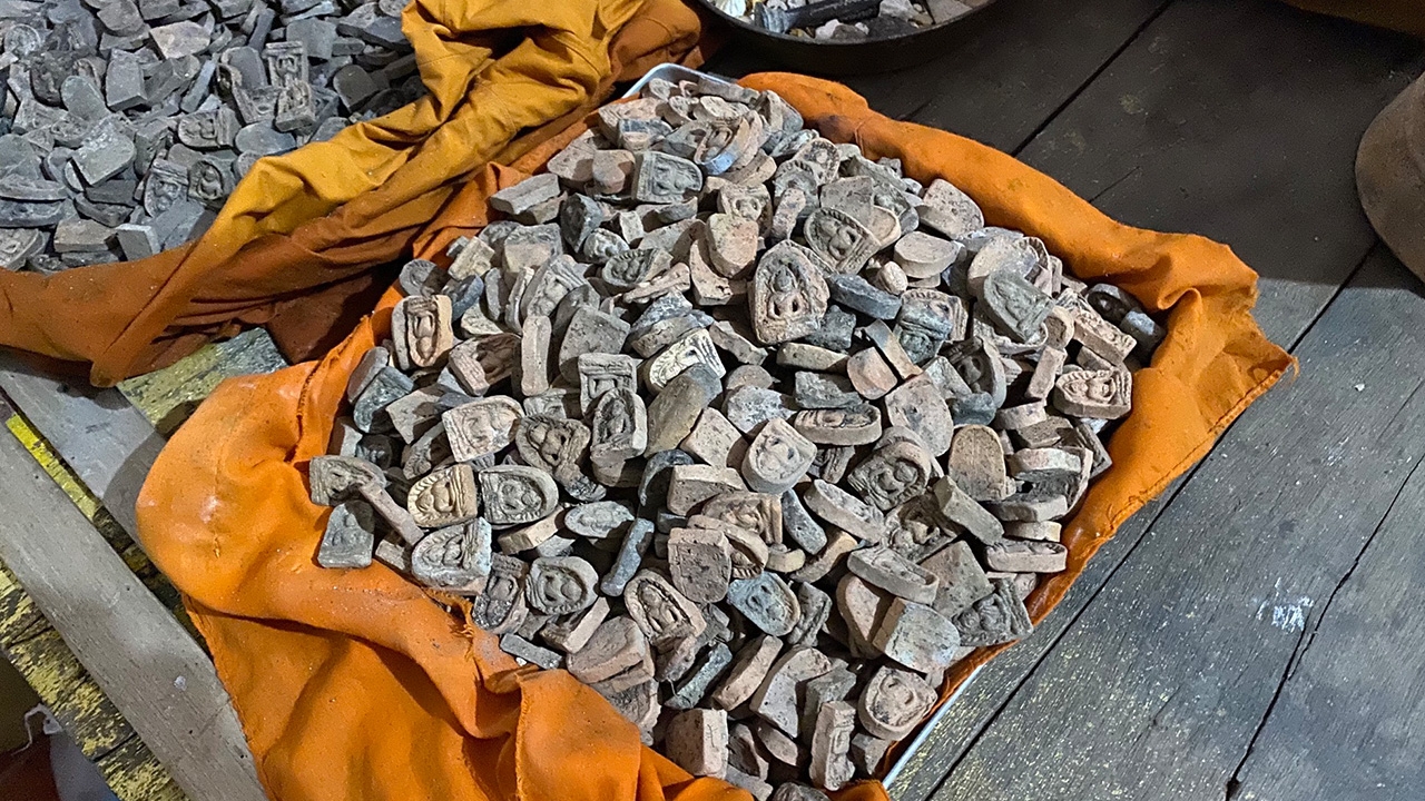 หลวงพี่ฝันเห็นพญานาค ขุดเจอไหพระเก่าคล้าย "พระซุ้มกอ" ซ่อนอยู่ใต้ฐานเจดีย์