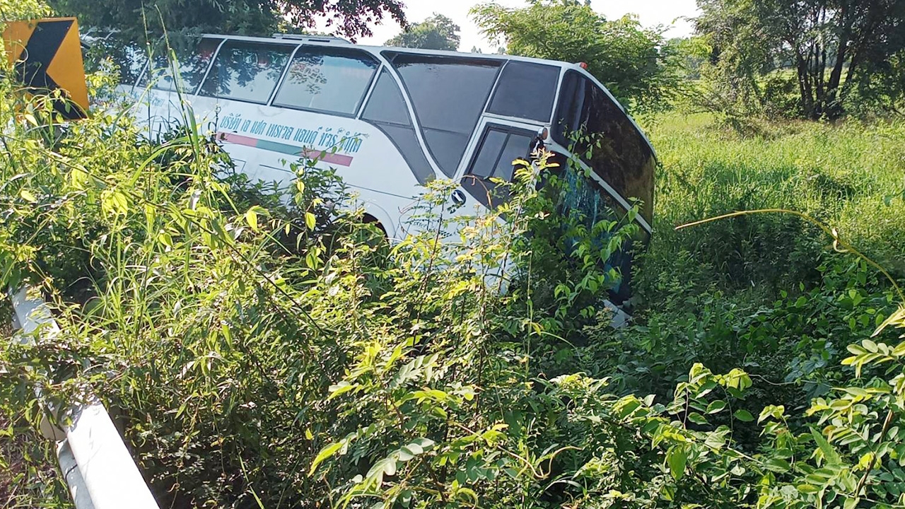 รถบัสพากลุ่มนักเรียนไปทัศนศึกษา แหกโค้งตกถนนที่ อ.บ้านนา บาดเจ็บหลายราย