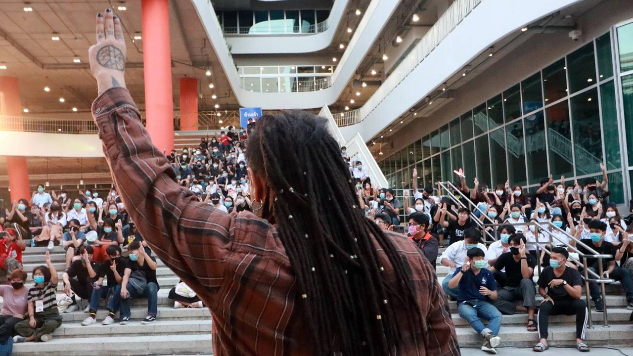 วง RAD ร่วมแร็ป แฟลชม็อบ "สามพระจอม" มจธ. ชูสามนิ้วไล่รัฐบาล