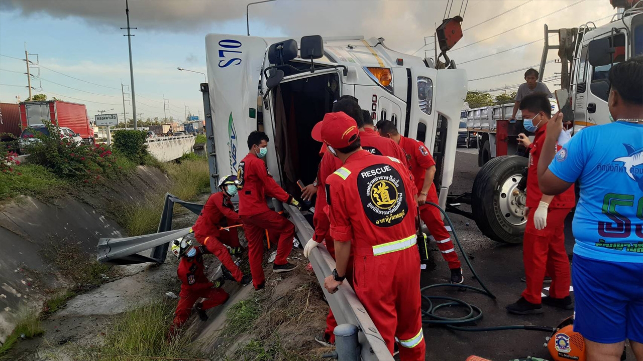 รถ 18 ล้อ ลงด่วนอัดแบริเออร์คว่ำริมถนนสุขุมวิทที่ชลบุรี คนขับตายคาที่