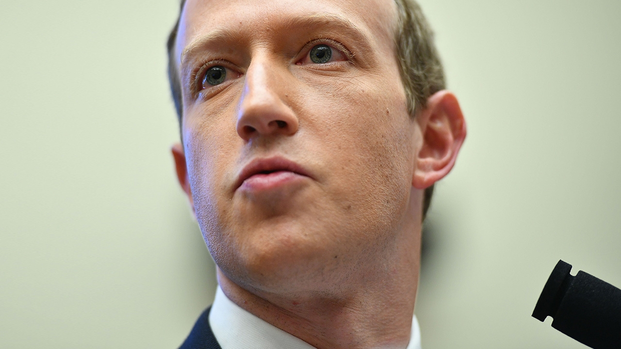 เจ้าพ่อเฟซบุ๊กเปลี้ยนไป๋