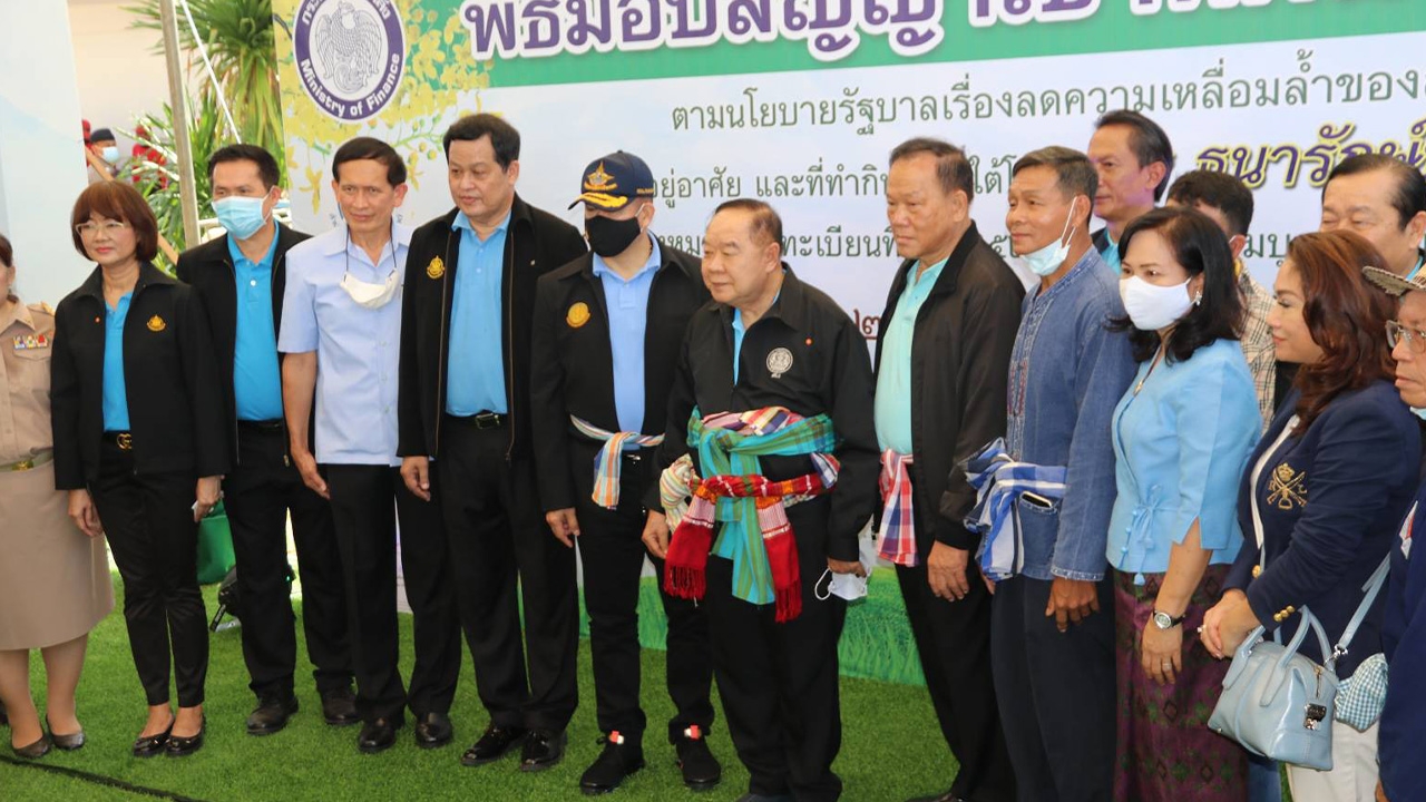 "บิ๊กป้อม" พร้อม "ยุทธนา" ร่วมแจกสัญญาเช่า พร้อมจัดตลาดชุมชนขอนแก่น