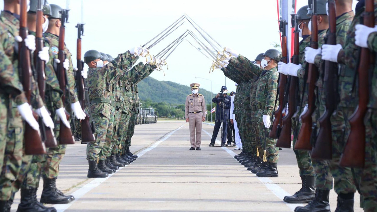 "บิ๊กลือ" ขึ้นเรือจักรีนฤเบศร อำลาชีวิตนักรบชาวเรือ กองเรือยุทธการ