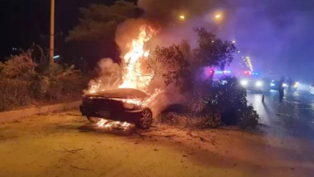 เก๋งพุ่งเสยเกาะกลาง ฟาดต้นไม้ ขาด 2 ท่อน ไฟลุกท่วม เจ็บ 1 หวิดย่างสด