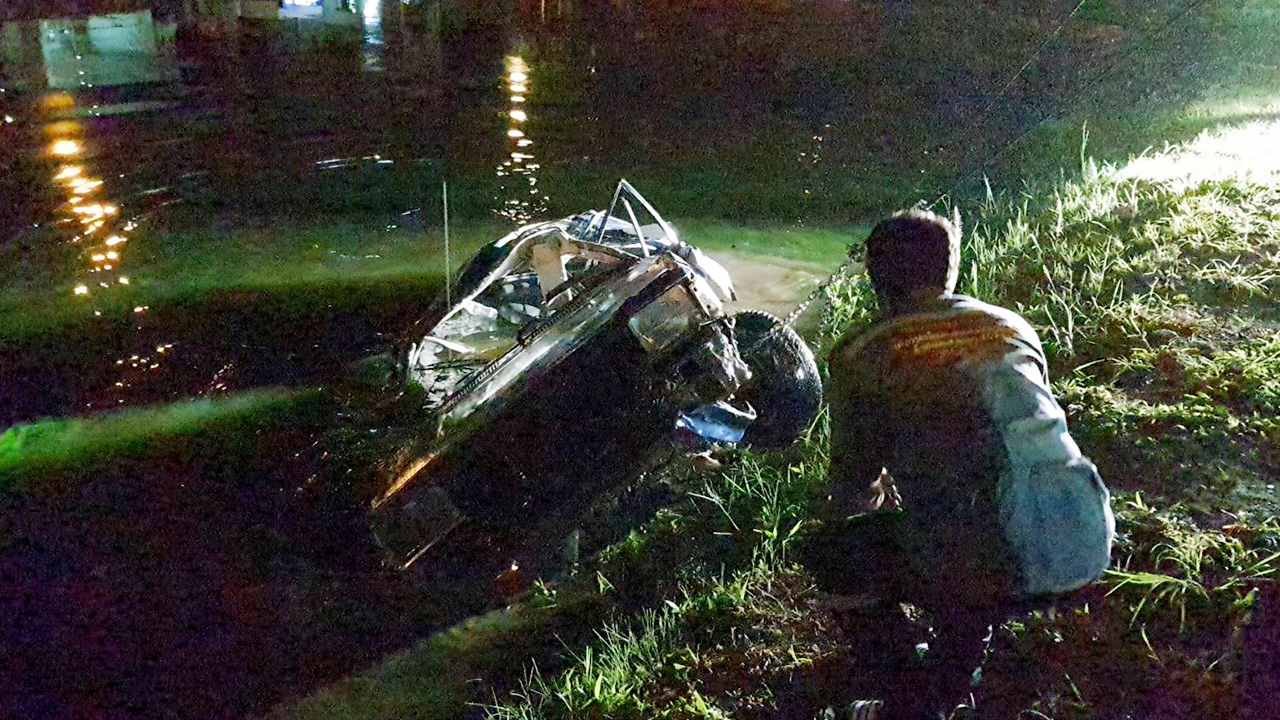 เก๋งเสียหลักชนต้นไม้ก่อนลื่นตกคูเมืองเชียงใหม่ หนุ่มคนขับหนีทันก่อนรถจม