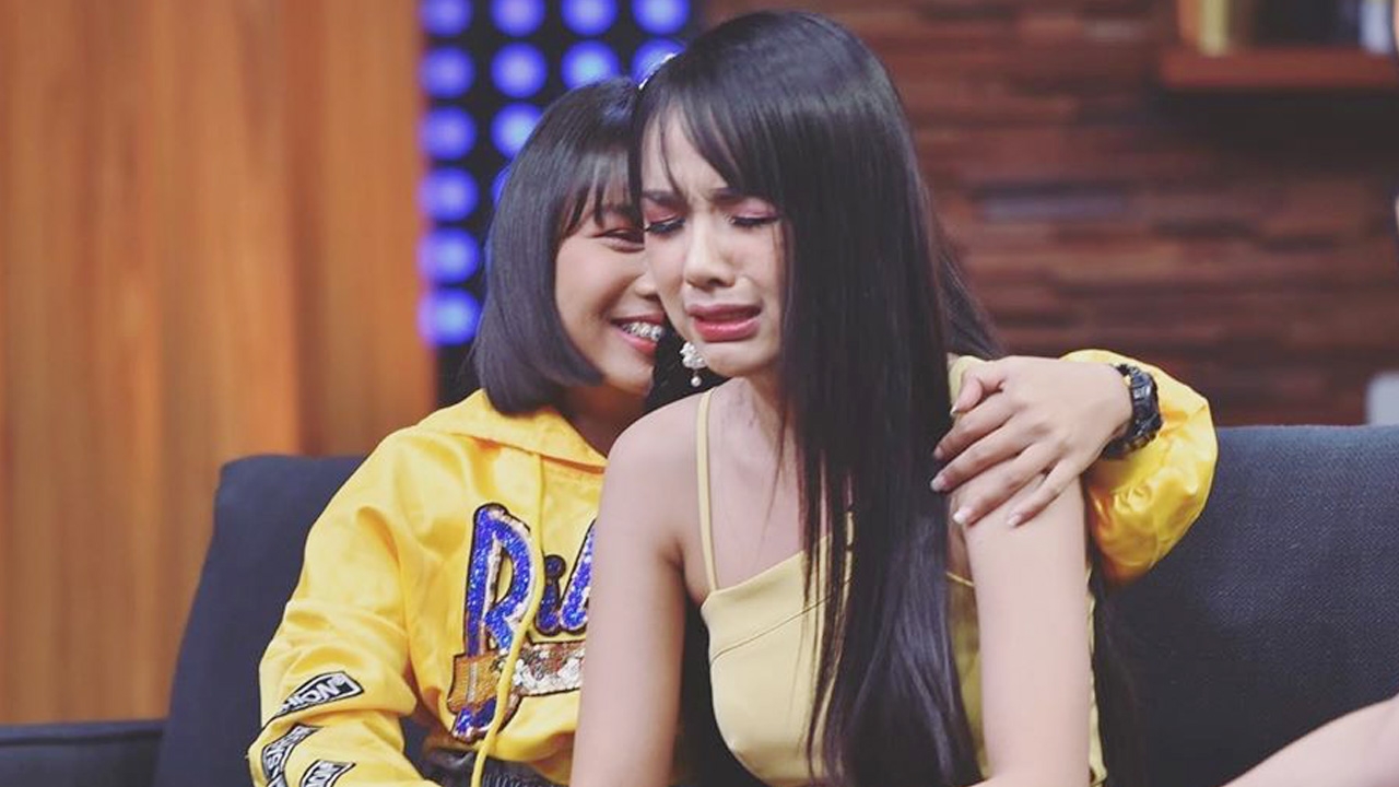 เจนนี่ ร้องไห้ดราม่ารุม จับเด็กเซ็นสัญญาใหม่ทุกคน รอเจ้าหนี้แม่ติดต่อกลับ