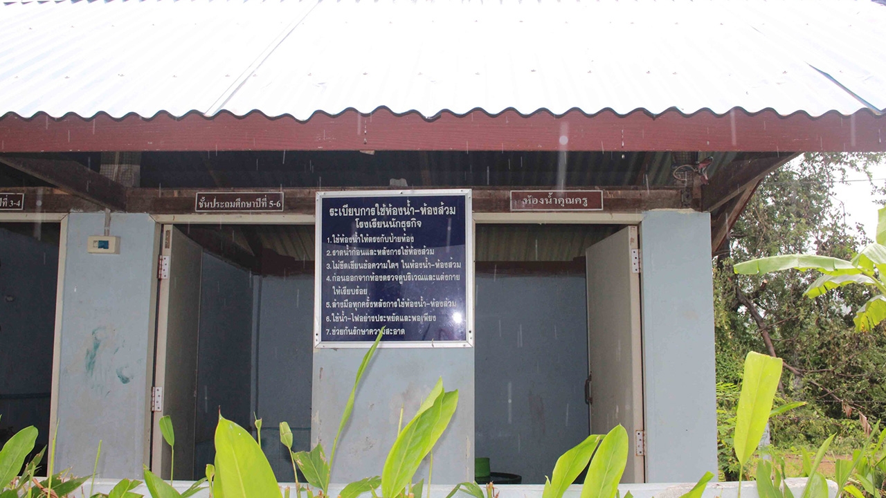 แม่ร้องลูกสาว ป.5 ถูกครูหื่นปีนกำแพงห้องน้ำ บุกข่มขืนในโรงเรียน