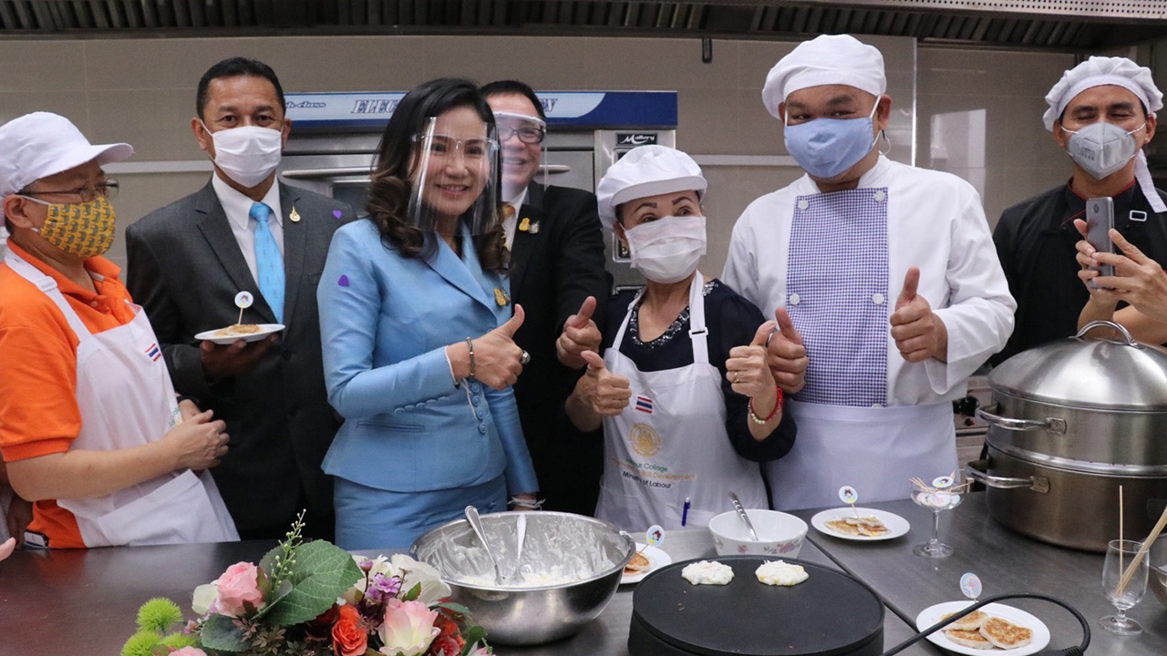 รมช.แรงงาน ประเดิม เดินสายเยี่ยมชม อบรม "อาหาร-ขนมไทย" ให้ผู้สูงอายุ