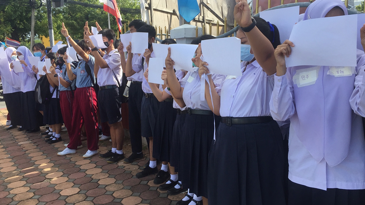 ร.ร.ดังสตูลมาตามนัด แสดงออกเชิงสัญลักษณ์ ชู 3 นิ้ว เรียกร้อง ปชต.