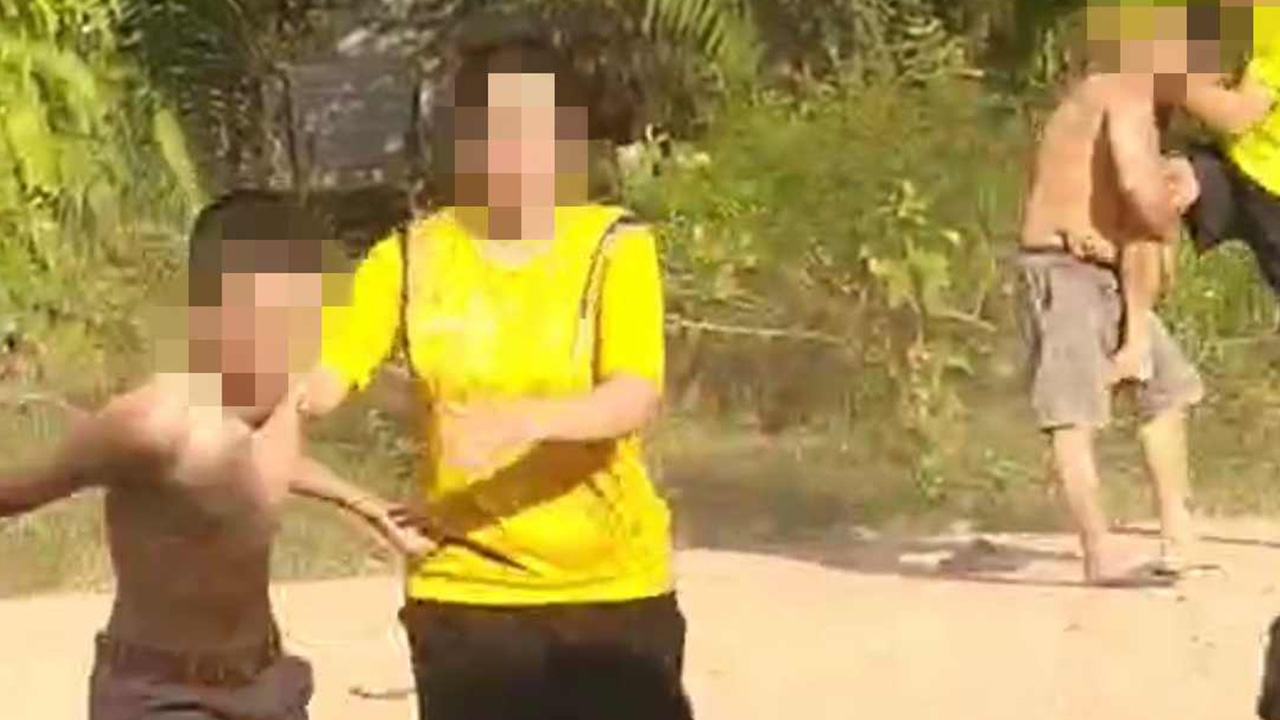 พ่อยิง ลูกแทง คนบ้านตรงข้าม ดับ 1 เจ็บ 3 เรื่องเกิดจากเด็กทะเลาะกัน 