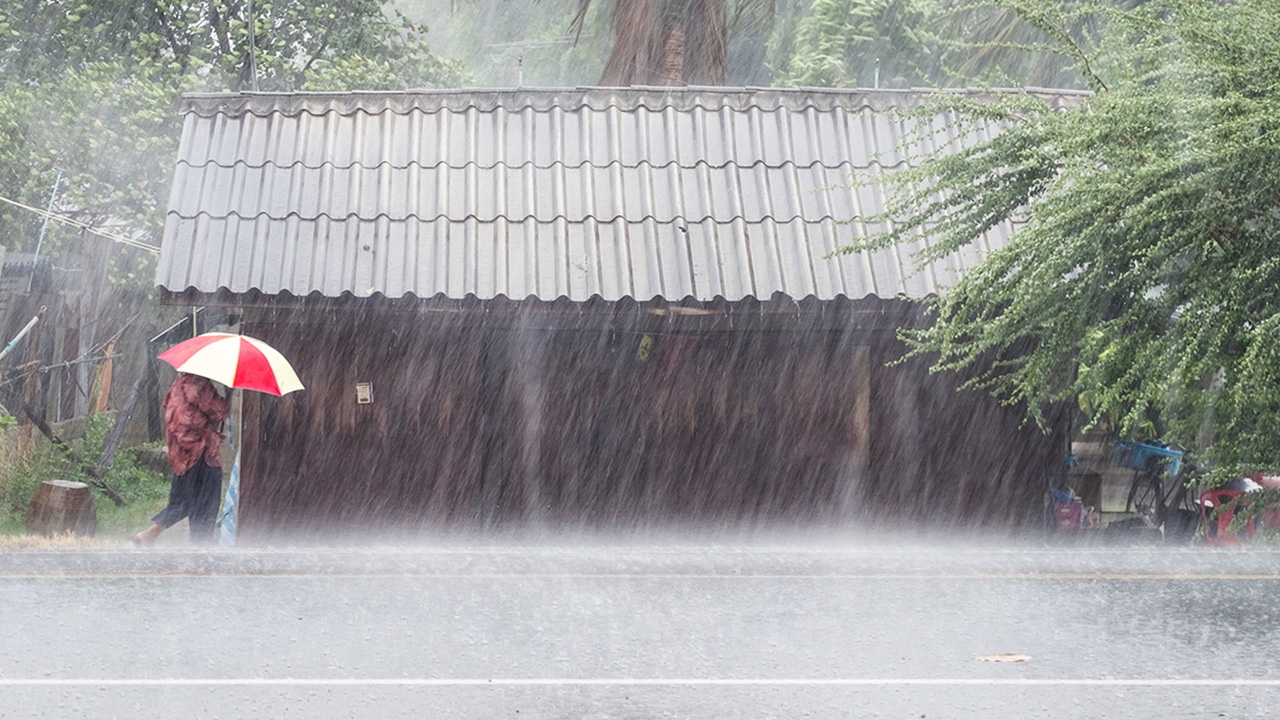 สภาพอากาศวันนี้ อุตุฯ เตือนเหนือ อีสาน เจอฝนถล่มหนัก 80% ระวังอันตราย