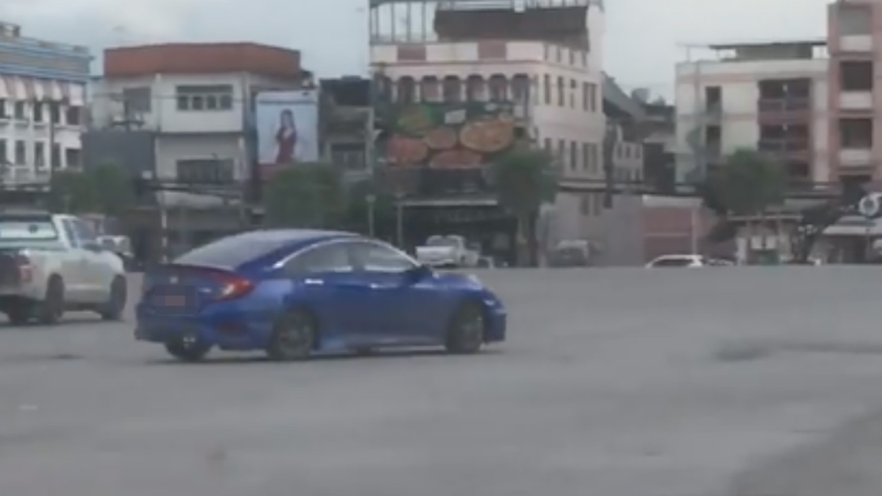 สนั่นโซเชียล นักเรียนโชว์ดริฟต์เก๋งป้ายแดง เสียงล้อดังลั่น หวั่นเกิดอันตราย