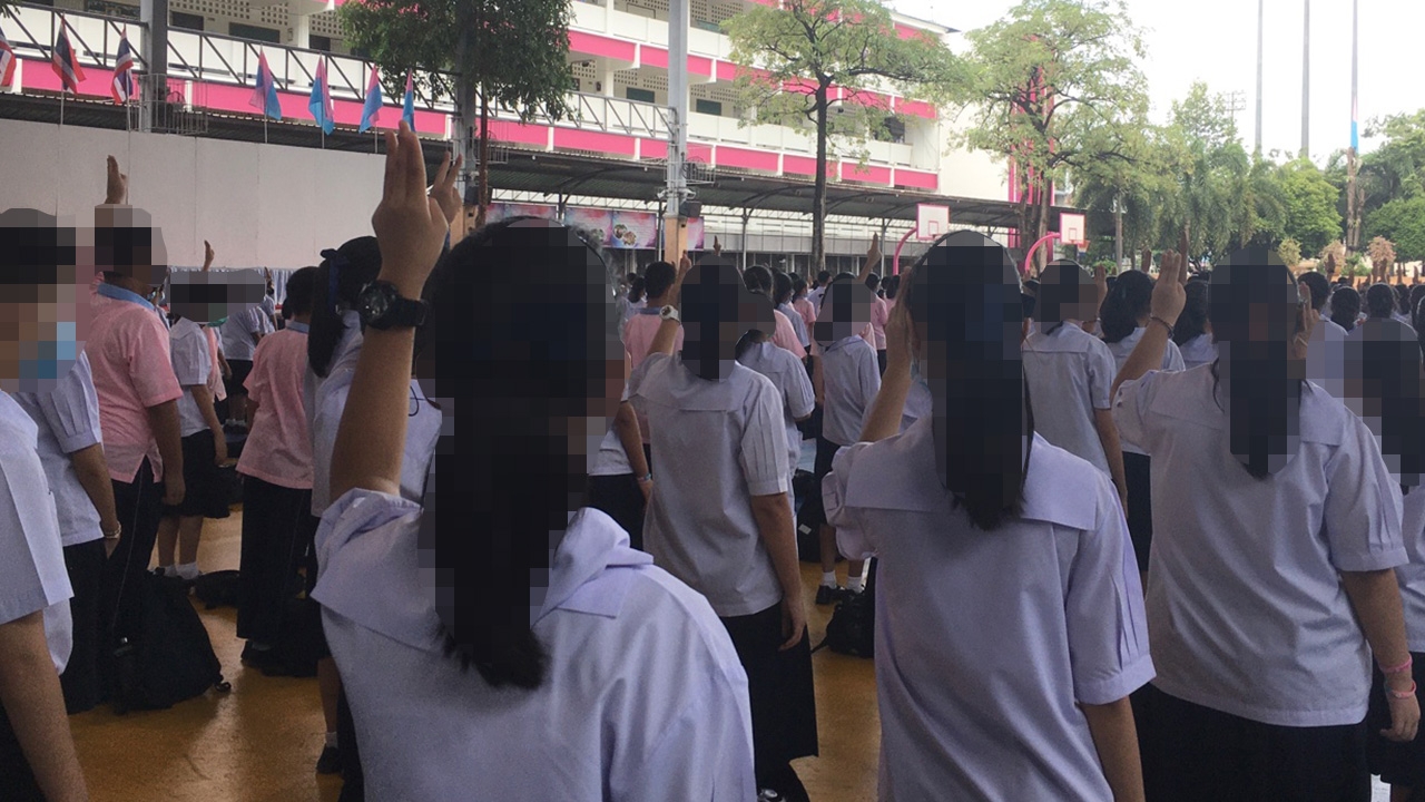 "สวนกุหลาบฯนนท์" พร้อมใจชู 3 นิ้วพรึ่บ เรียกร้อง ปชต. ไม่เอาเผด็จการ