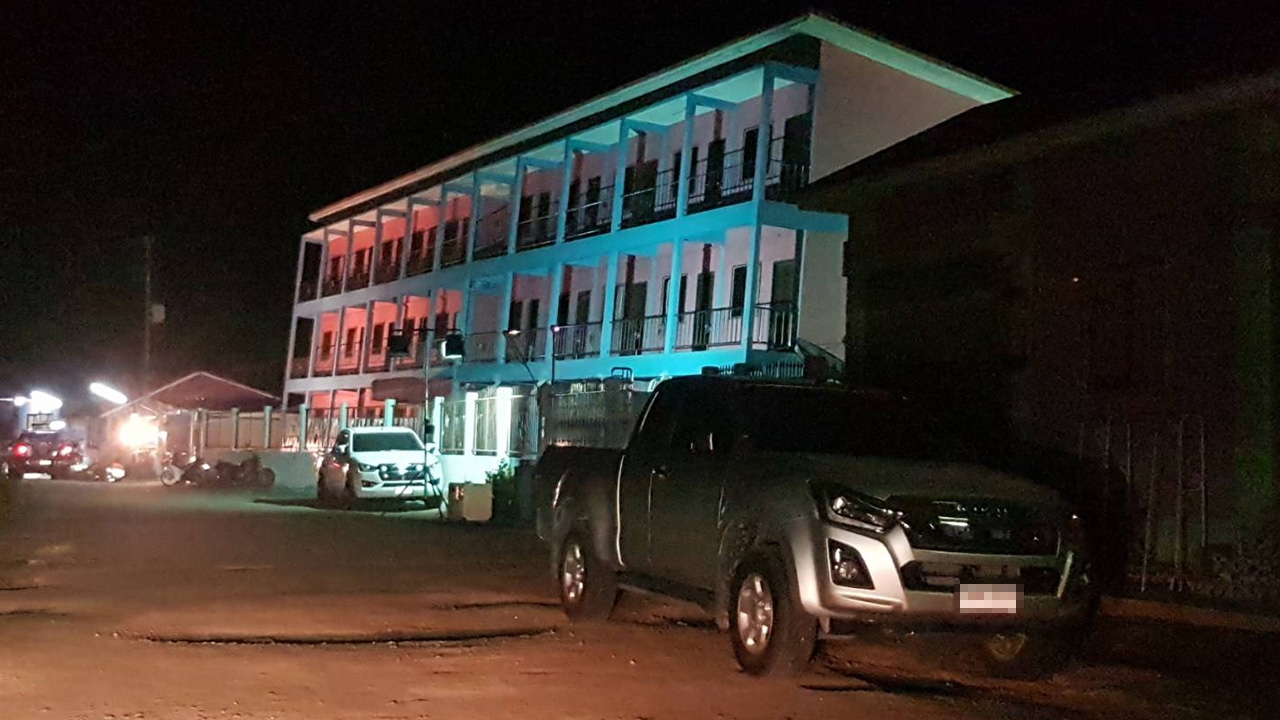 60 ชีวิตผวาหนีตาย หอพัก 3 ชั้นที่ทรุดตัวกลางดึก รอง ผวจ.สมุทรสาครรุดดูแล