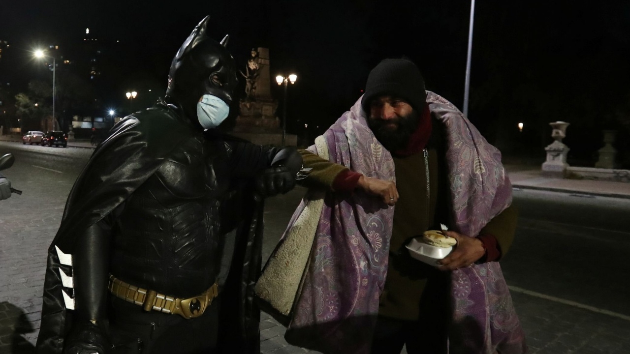 หนุ่มชิลีจิตอาสา แต่งตัวเป็น 'แบทแมน' แจกอาหารคนไร้บ้าน