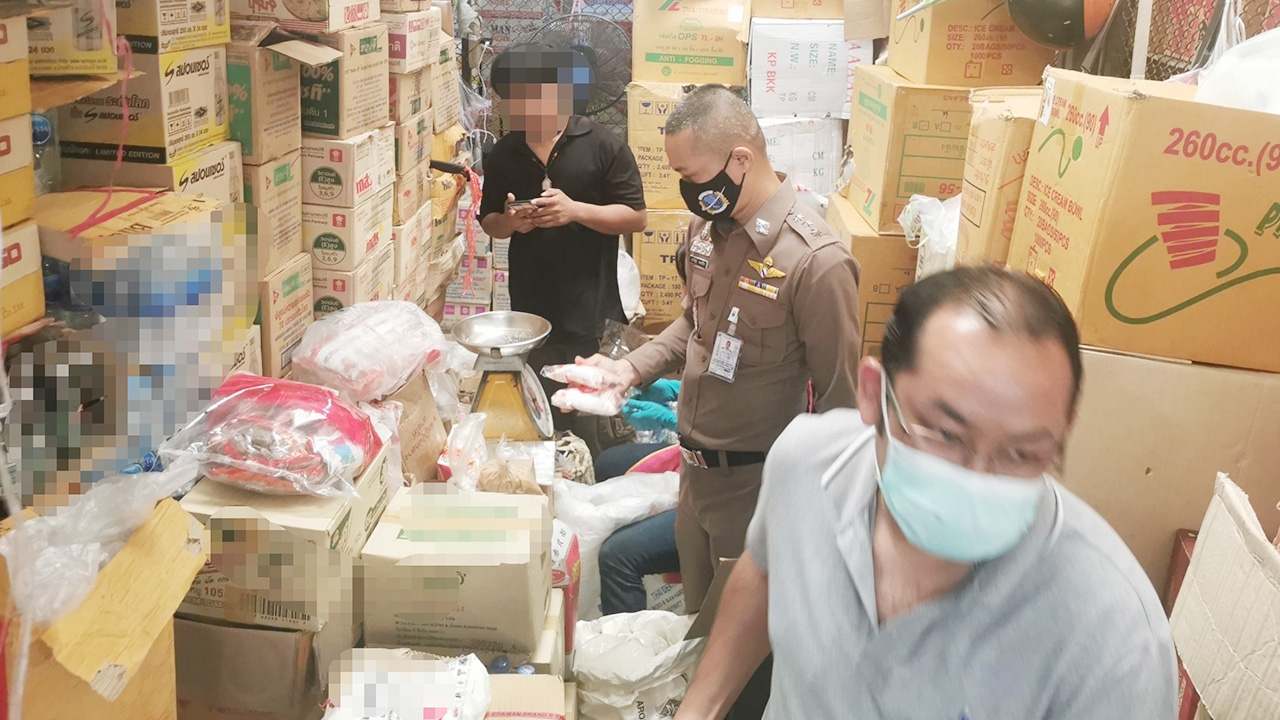 ตำรวจ ปอศ.ลงพื้นที่สมุทรปราการ-ชลบุรี จับร้านชำ ลอบขายกาแฟ-ผงชูรสปลอม 