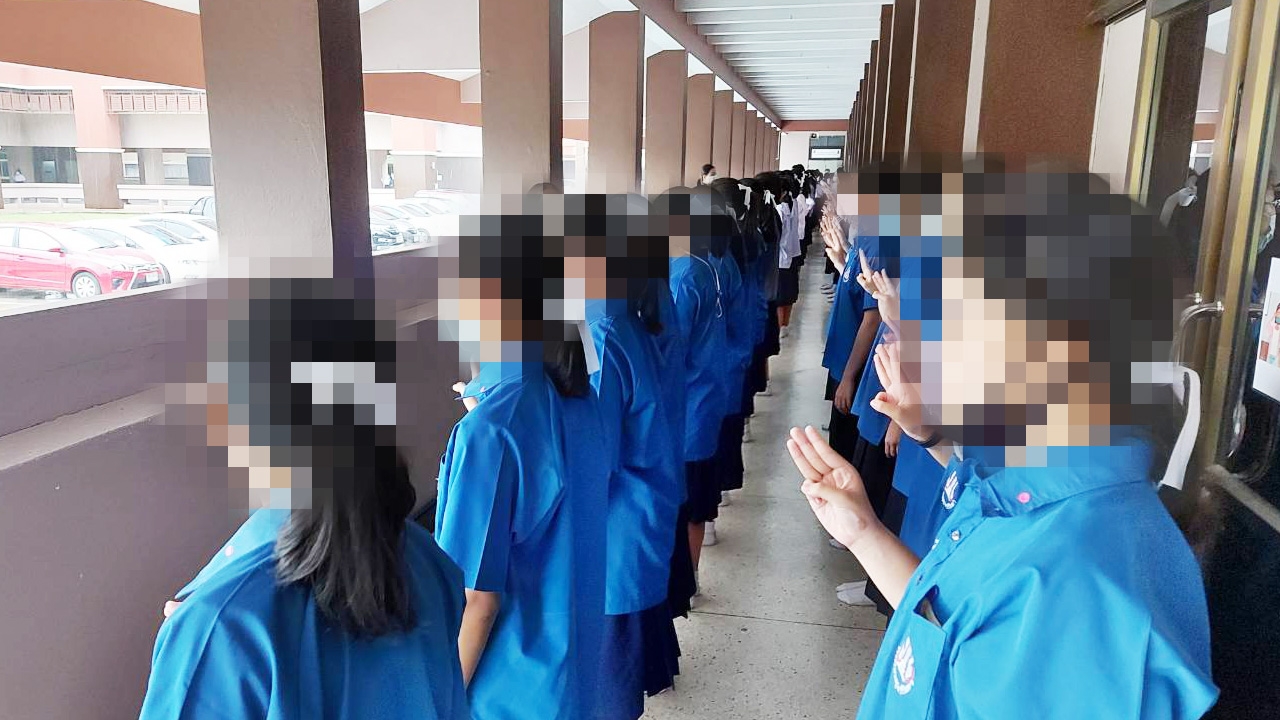 นร.โรงเรียนสุรนารีฯ ติดโบขาว ย้ำจุดยืน "ปลดแอก" ต้าน "เผด็จการ"