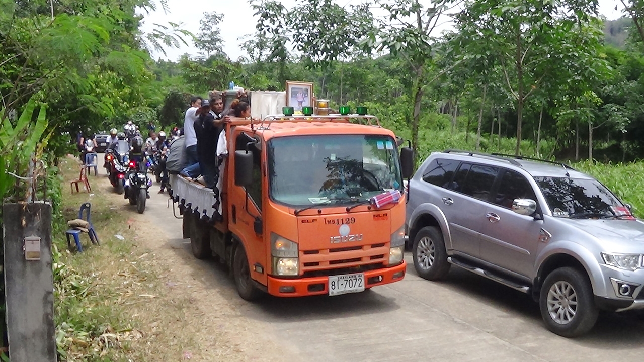 ขบวนบิ๊กไบค์ร่วมส่งเผาศพ "น้องกองบิน" พ่อ-แม่ร้องไห้แทบขาดใจ