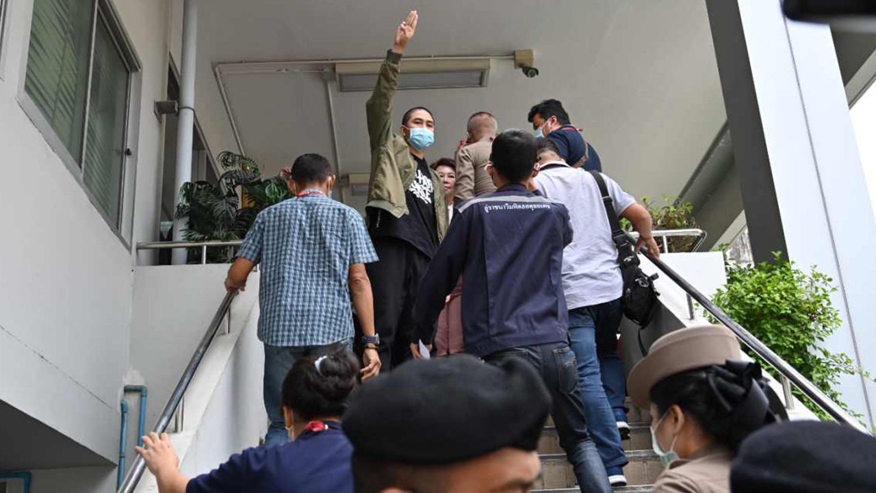 ฝากขัง ฮอคกี้ กับ 4 แกนนำ เดินชู 3 นิ้ว  "การุณ"ใช้ตำแหน่งส.ส.ประกัน 