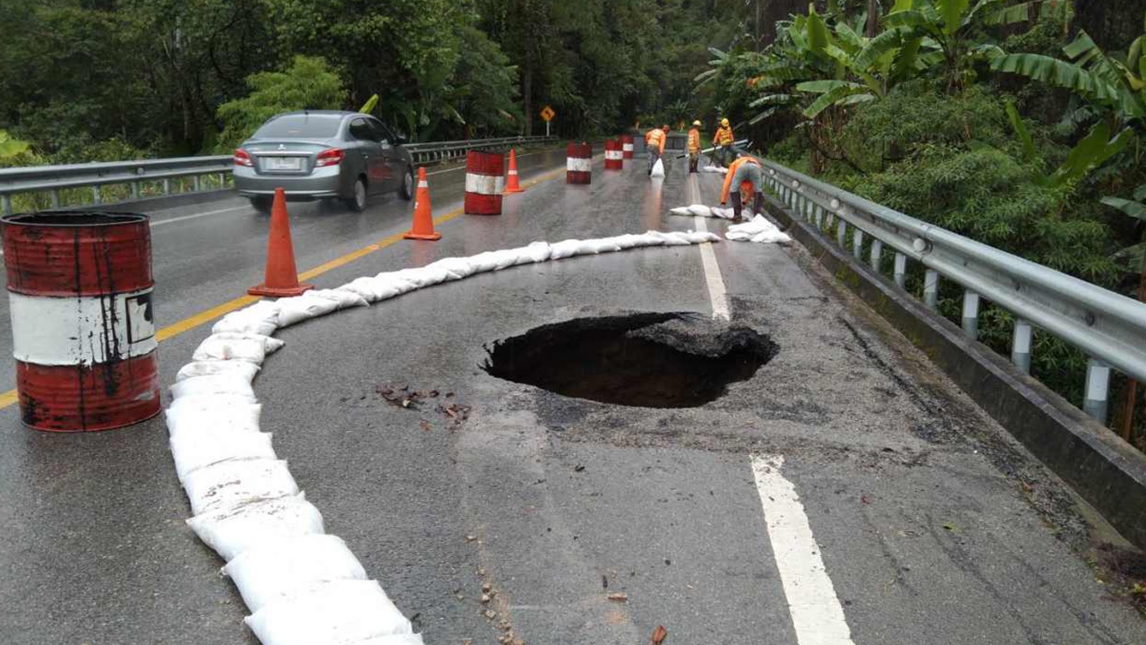 เตือนฝนถล่ม น้ำหลาก เกิดหลุมยุบขนาดใหญ่ กลางถนนดอยอินทนนท์ 