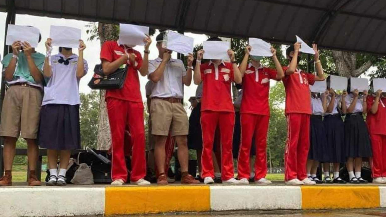 เด็กมัธยม กำแพงเพชร 2 โรงเรียน นัดชูกระดาษขาว ไม่เอาเผด็จการ 